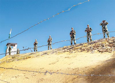 Soldados da ndia vigiam fronteira com o Paquisto aps os paquistaneses deslocarem 20 mil soldados para a regio