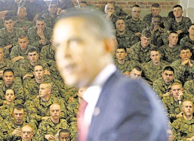 Diante de plateia composta por militares em base na Carolina do Norte, o presidente dos EUA, Barack Obama, anuncia seu plano para a retirada de tropas do Iraque