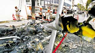 Destroos do helicptero que caiu ontem  tarde na zona oeste de So Paulo, matando o piloto e os dois passageiros