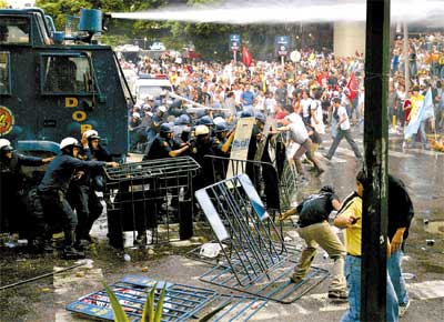 Polcia usa jatos d'gua e gs lacrimogneo para conter protesto em Caracas contra fechamento de emissora que criticava Hugo Chvez