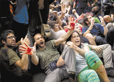 Manifestantes em protesto reprimido pela polcia na praa Catalunya