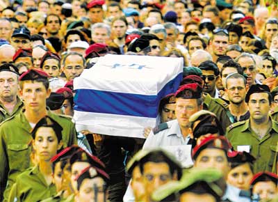 Militares israelenses em Haifa carregam caixo no funeral de soldado morto pelo Hizbollah