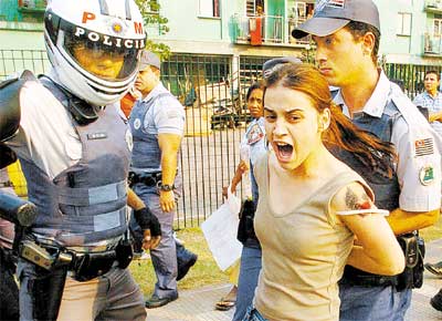 Mulher  presa durante protesto na marginal Tiet contra ameaa de despejo de moradores de conjunto na zona norte de So Paulo