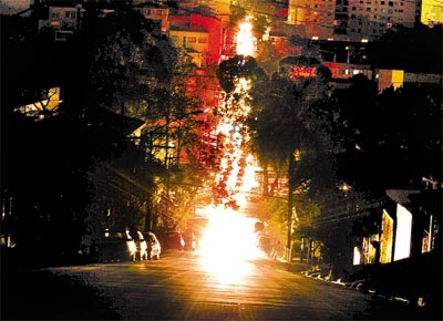 Faris de carros iluminam rua de Perdizes durante blecaute que atingiu 9 bairros de SP