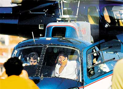 O tucano Geraldo Alckmin no helicptero que usou para fazer campanha em Carapicuba (Grande SP)