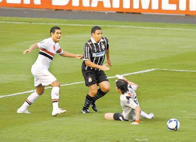 O zagueiro Andr Dias vacila e Ronaldo desvia do goleiro Bosco<br> antes de marcar o nico gol do Corinthians, ontem no Morumbi