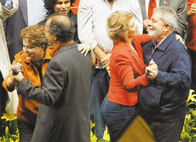 Dilma dana com Mercadante, e Marta, com Lula, durante comcio no Sambdromo de SP