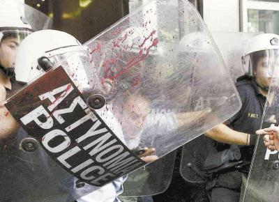 Manifestantes entram em choque com policiais em frente ao Ministrio das Finanas na capital grega, Atenas, em protesto contra novo imposto