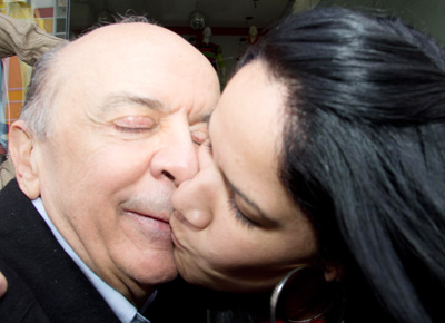 <b>BEIJO ROUBADO:</b> A vendedora Talita Coelho beija o candidato do PSDB  Prefeitura de So Paulo, Jos Serra, durante caminhada na rua Jos Paulino, no Bom Retiro
