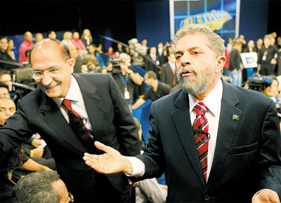 Alckmin e Lula conversam com a platia no estdio da TV Globo antes do ltimo debate do segundo turno da eleio presidencial