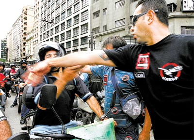 Motoboy  agredido ao tentar atravessar manifestao dos policiais civis em greve no centro de SP, que reuniu 3.000 pessoas, segundo a CET