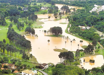 Clube de golfe em Cotia alagado aps fortes chuvas que afetaram<br>4 cidades da Grande SP, arrastando carros e isolando famlias