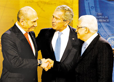 George W. Bush entre o primeiro-ministro de Israel, Ehud Olmert, e o lder da Autoridade Palestina, Mahmoud Abbas, na cpula de Annapolis
