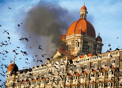 Fumaa resultante de incndio sai do hotel Taj Mahal, em Mumbai, palco de confrontos entre o Exrcito indiano e terroristas