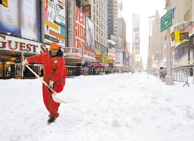 Trabalhador cava neve em Nova York, onde trs aeroportos fecharam; 1.400 voos -pelo menos 8 para o Brasil- foram cancelados nos EUA