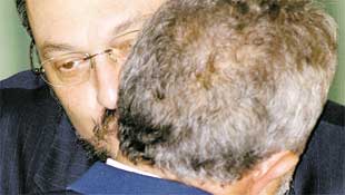 Palocci beija Lula aps a cerimnia de posse de Guido Mantega no Ministrio da Fazenda