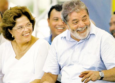 A ministra Dilma Rousseff e o presidente Lula em Delmiro Gouveia (AL) durante cerimnia de instalao de programa do governo