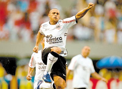 Roberto Carlos festeja seu gol, o terceiro dos corintianos no jogo