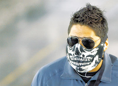 Homem usa mscara de caveira contra a gripe suna na Cidade do Mxico; o nmero de mortes atribudas  doena no pas caiu para 7