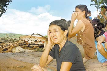 Pessoas desalojadas pelo rompimento de barragem na cidade piauiense de Cocal; vazamento de gua destruiu cerca de 500 casas