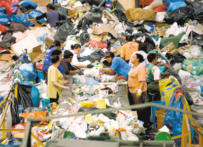 Trabalhadores ligados a cooperativa separam o lixo reciclvel<br>na estao da Vila Leopoldina, na zona oeste paulistana