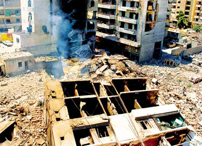 Prdio de apartamentos derrubado por bombardeio areo israelense num subrbio de Beirute