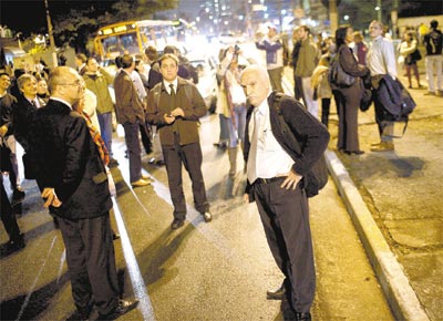 Ao centro, Helcio Lauri, 48, bloqueia a av. Dr. Arnaldo com outros<br>passageiros no segundo dia de protesto contra veto aos fretados