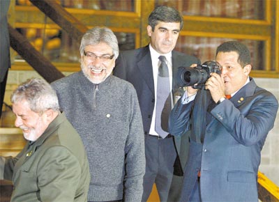 O presidente venezuelano Hugo Chvez (dir.) brinca com Fernando Lugo (Paraguai) e Lula em reunio da Unasul, em Bariloche