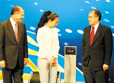 Geraldo Alckmin, Helosa Helena e Cristovam Buarque junto ao lugar reservado a Lula no debate