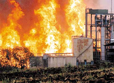 Incndio aps a exploso de um tanque de combustvel em usina de Canitar, 366 km a oeste de SP
