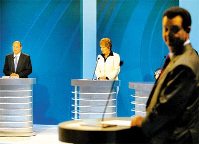 A partir da esq., Alckmin (PSDB), Marta (PT), e Kassab (DEM) no debate da TV Record entre os candidatos  prefeitura paulistana