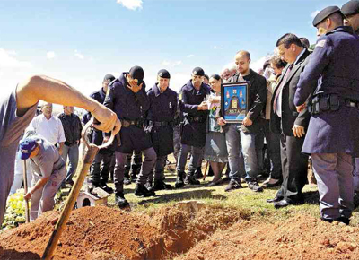 Andr Peres de Carvalho, 40, primeiro soldado da Rota morto por criminosos desde 1999,  enterrado em Santa Isabel (SP)