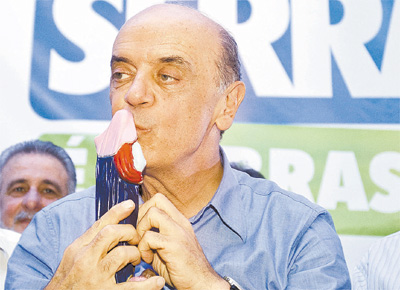 <b>DO ALTO DO CU:</b> Em campanha em Minas, Jos Serra (PSDB) beija uma imagem de N.S. da Abadia