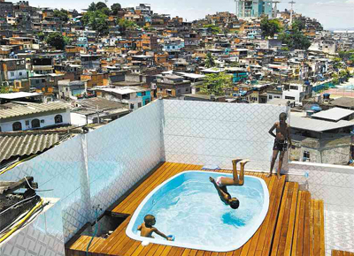 Aps ocupao da polcia, crianas brincam na piscina da casa de um dos chefes do trfico no Complexo do Alemo, no Rio