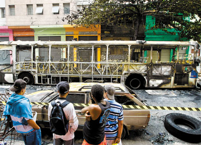 <b>DE NOVO</b> nibus e carros queimados por camels impedidos pela PM de trabalhar no entorno da Feira da Madrugada, no centro de So Paulo