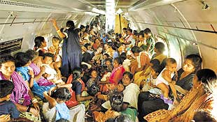 Mulheres e crianas vtimas das ondas nas ilhas Andaman e Nicobar, no sul da ndia, so retiradas em avio militar