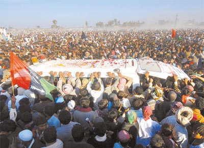 Dezenas de milhares de simpatizantes de Benazir acompanham o transporte do corpo gritando slogans contra o ditador Musharraf