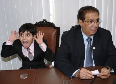 Daniel, 9, filho de Jader Barbalho (PMDB-PA), faz careta perto do pai, em entrevista aps posse do senador, que renunciou h dez anos
