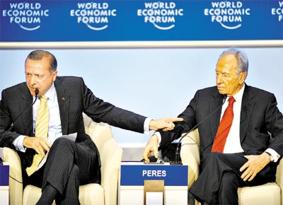 BATE-BOCA EM DAVOS<br>Recep Erdogan, premi da Turquia ( esq.), discute com o presidente de Israel, Shimon Peres, no Frum Econmico Mundial