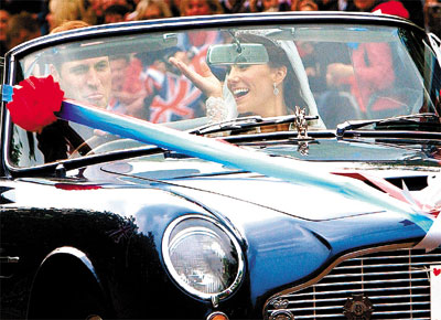 O prncipe Williame Kate Middleton, agora duquesa de Cambridge, inovam ao deixar o palcio em carro de recm-casados