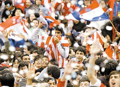 <b>COPA MERCOSUL</b>: Em Assuno, paraguaios comemoram vitria nos pnaltis sobre o Japo e presena indita nas quartas