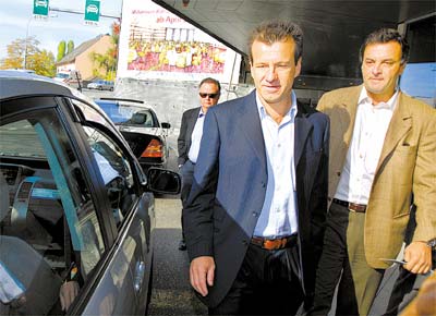 O tcnico da seleo brasileira, Dunga, e o governador de MG, Acio Neves, deixam hotel em Zurique (Sua) para almoar na Fifa