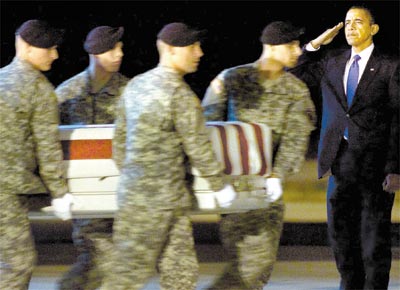 O presidente Barack Obama na base area de Dover, durante a chegada dos corpos de 18 soldados dos EUA mortos no Afeganisto