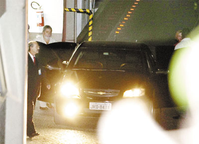 O ex-presidente Lula deixa o hospital s 20h16 de ontem