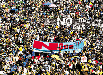 Dezenas de milhares de manifestantes participam de ato na capital venezuelana contra reforma constitucional proposta por Hugo Chvez