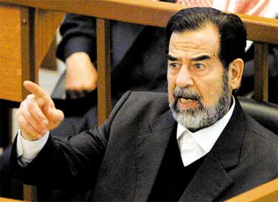 Saddam em sua ltima apario pblica, no julgamento do processo em que era acusado do assassinato de milhares de curdos