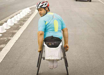 Fernando Aranha, cadeirante pentacampeo da So Silvestre, posa na descida atrs do Pacaembu; novo trajeto da prova faz atletas temerem acidentes