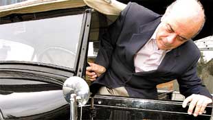 O prefeito Jos Serra sai de carro em evento na capital um dia antes de deixar prefeitura