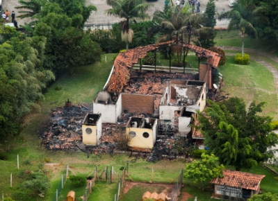 A casa incendiada num condomnio de alto padro em Barueri (SP)