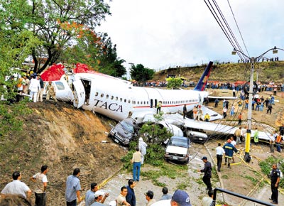 Aeronave de companhia salvadorenha bate em barranco depois de derrapar e cruzar avenida em Tegucigalpa, capital de Honduras